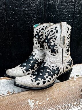 WHITE/BLACK INLAY & EMBROIDERY CORRAL BOOT